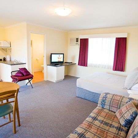 Redwood Manor Motel Apartments Варрнамбул Экстерьер фото