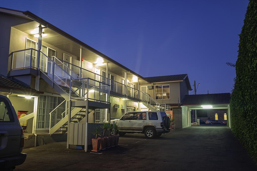 Redwood Manor Motel Apartments Варрнамбул Экстерьер фото