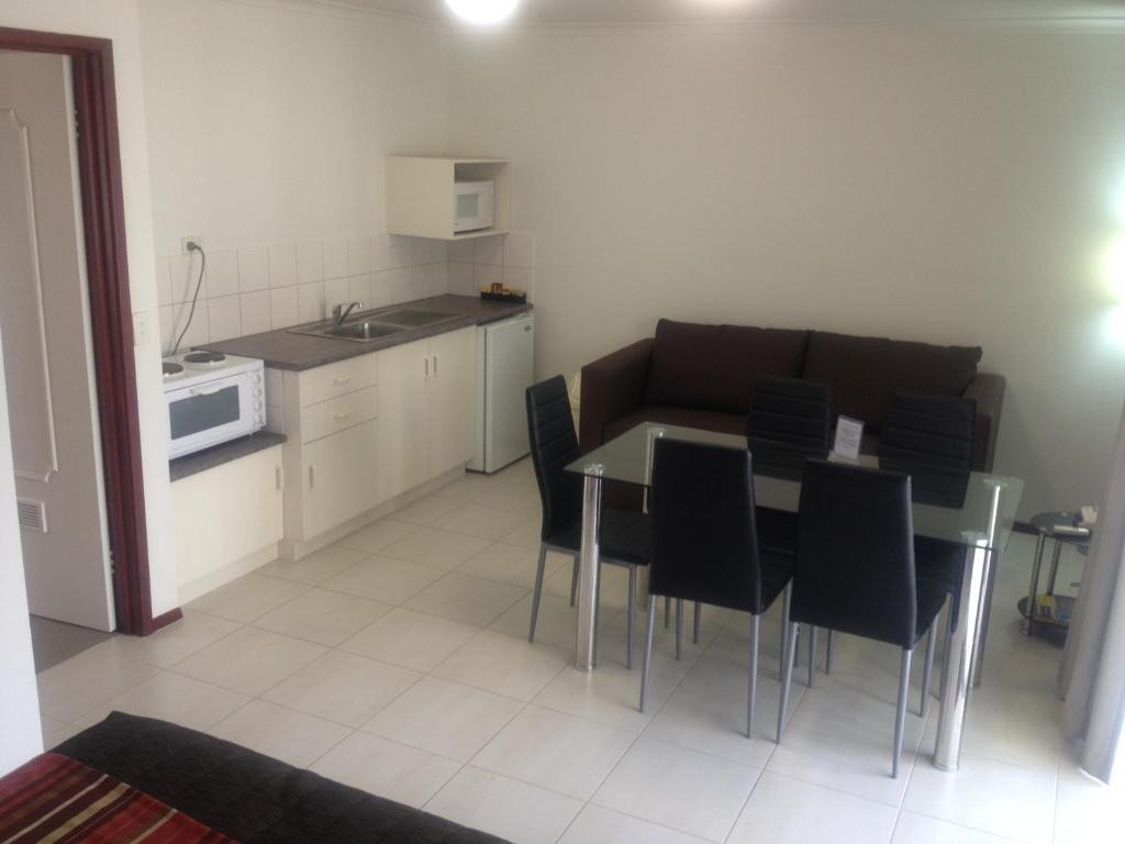Redwood Manor Motel Apartments Варрнамбул Номер фото