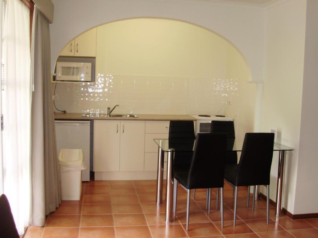 Redwood Manor Motel Apartments Варрнамбул Номер фото